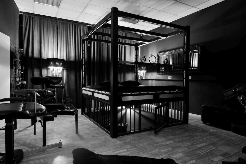Fetischhaus Sm Apartment/Ferienwohnung فيسبادن المظهر الخارجي الصورة